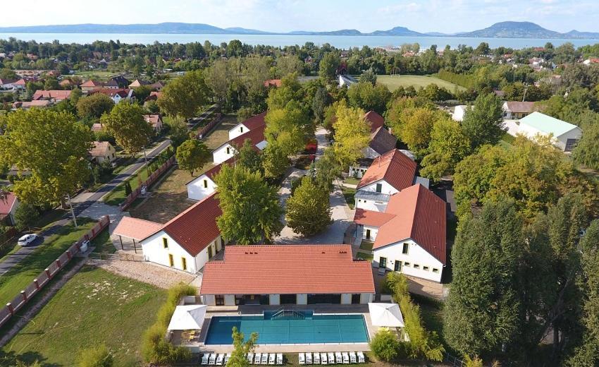 Hubertus Hof Landhotel Balatonfenyves Exteriör bild