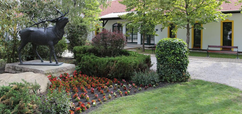 Hubertus Hof Landhotel Balatonfenyves Exteriör bild