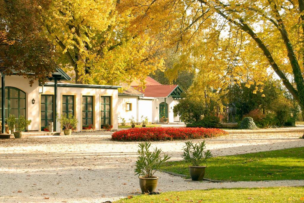 Hubertus Hof Landhotel Balatonfenyves Exteriör bild