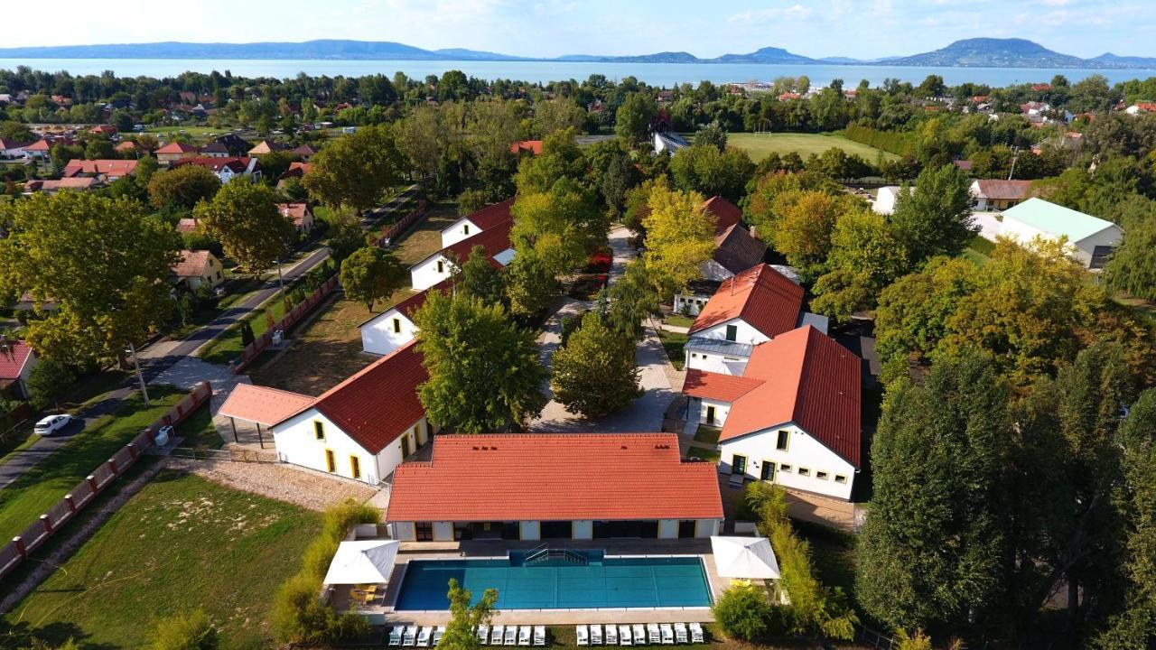 Hubertus Hof Landhotel Balatonfenyves Exteriör bild
